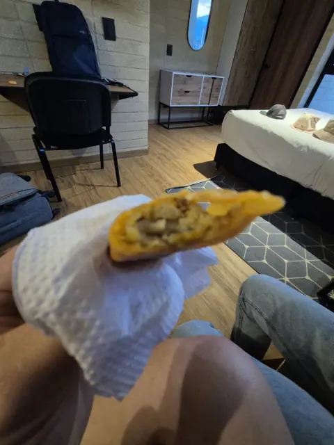 Empanada para llevar en la bolsa de papel de La Tradición