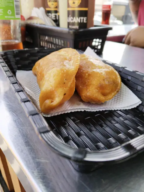 Dos empanadas en canasta