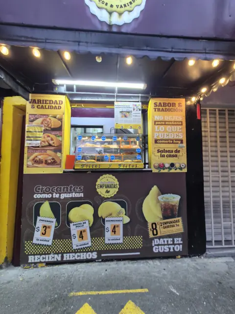 Fachada del local con los avisos de precios y sabores